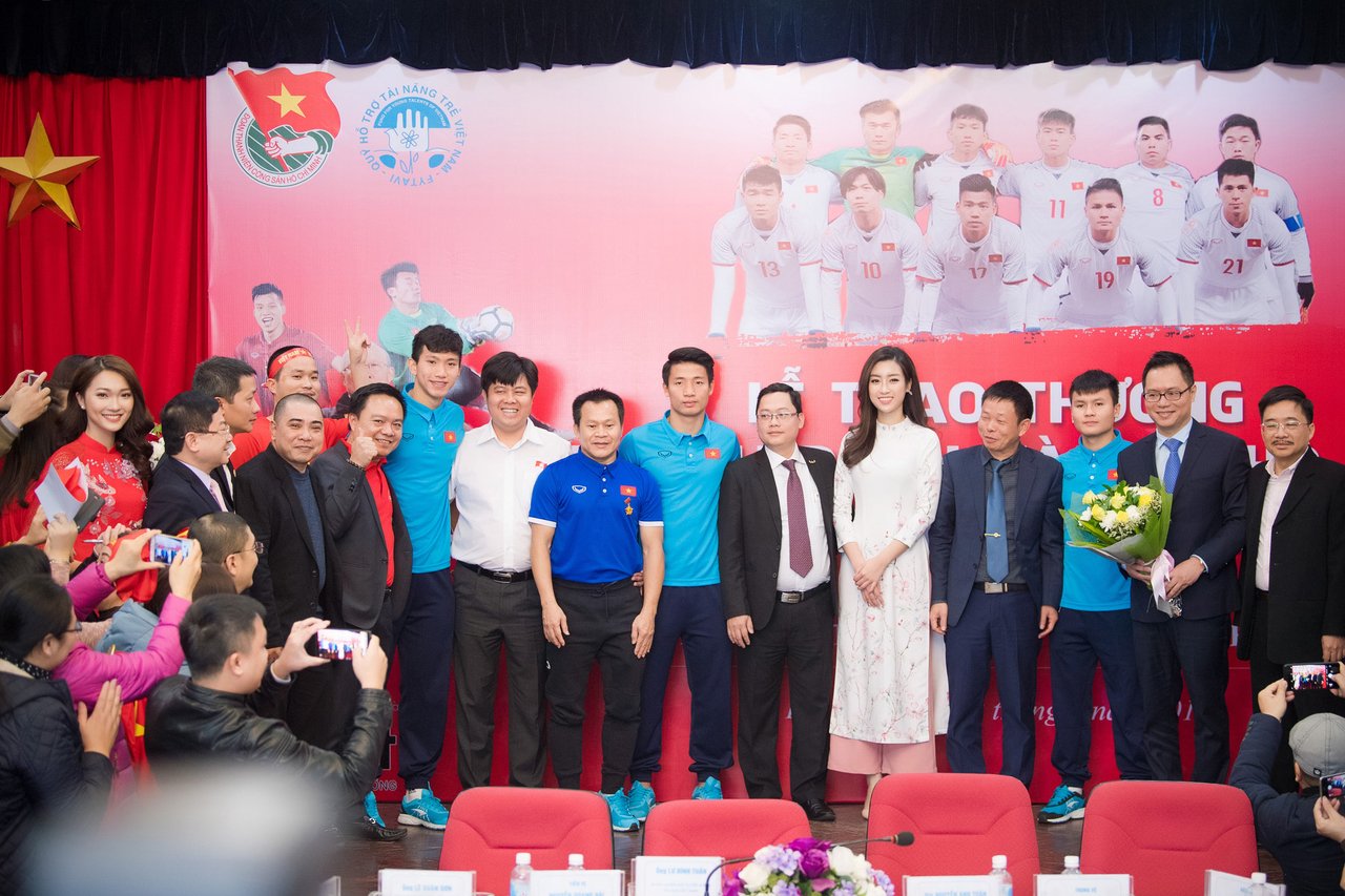 hoa-hau-do-my-linh-xuat-sac-nhan-bang-khen-cua-trung-uong-doan-trong-buoi-giao-luu-cung-u23-viet-nam