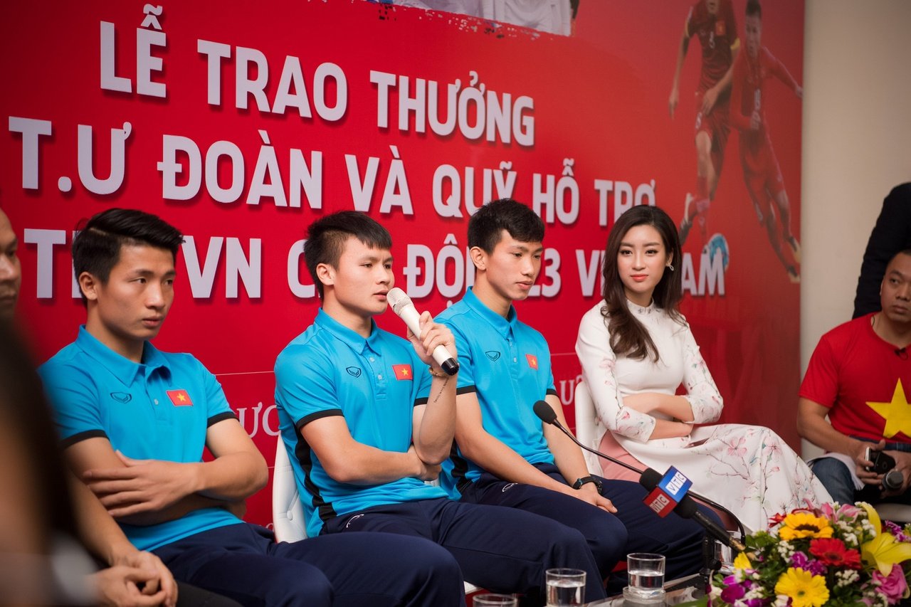 hoa-hau-do-my-linh-xuat-sac-nhan-bang-khen-cua-trung-uong-doan-trong-buoi-giao-luu-cung-u23-viet-nam