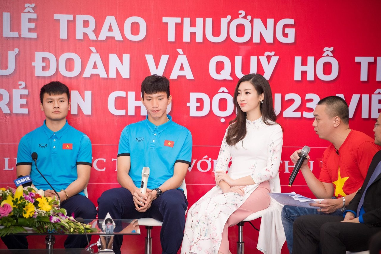 hoa-hau-do-my-linh-xuat-sac-nhan-bang-khen-cua-trung-uong-doan-trong-buoi-giao-luu-cung-u23-viet-nam