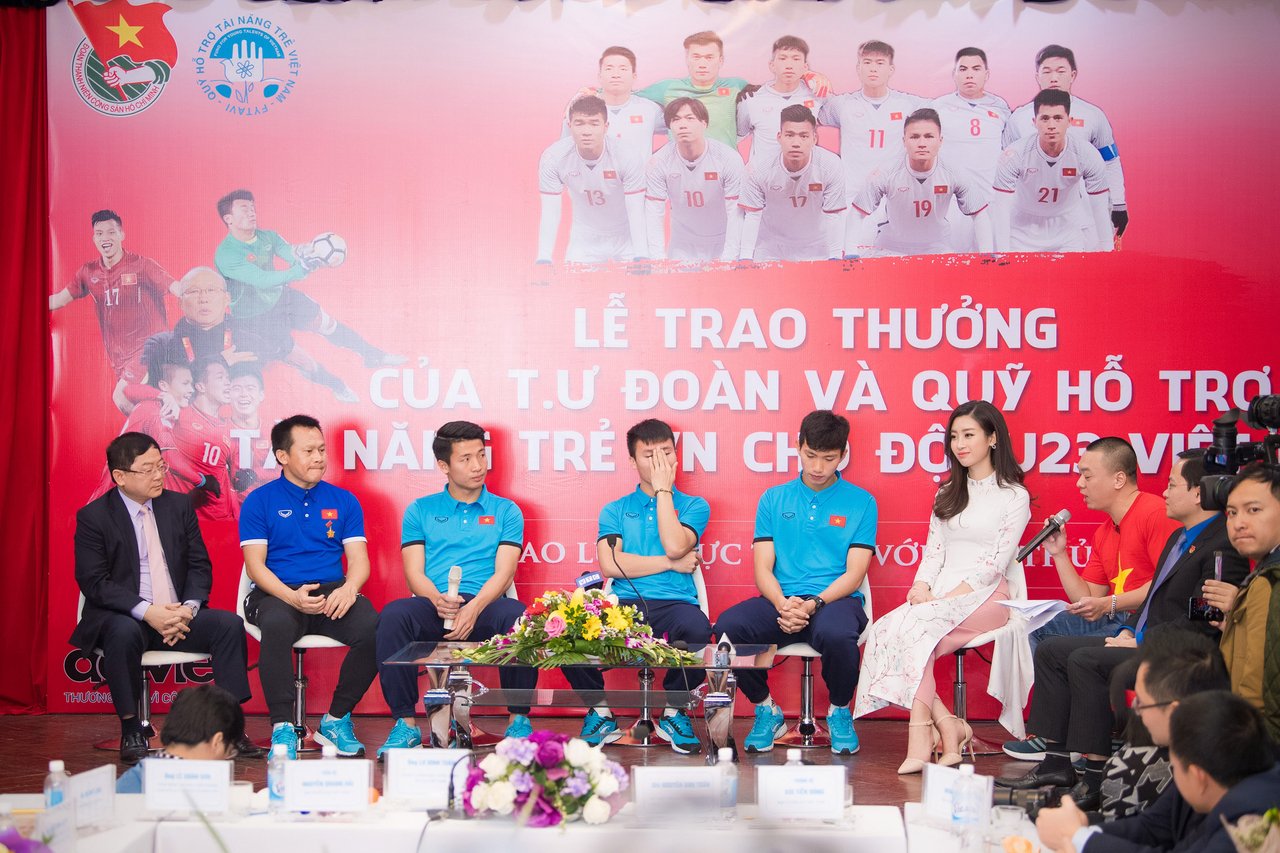 hoa-hau-do-my-linh-xuat-sac-nhan-bang-khen-cua-trung-uong-doan-trong-buoi-giao-luu-cung-u23-viet-nam