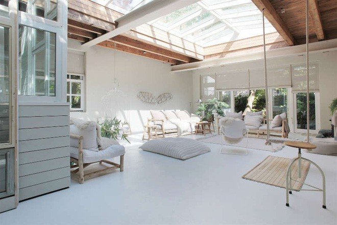Ngôi nhà trắng đẹp như tranh vẽ với những góc nhà lung linh chẳng khác gì studio