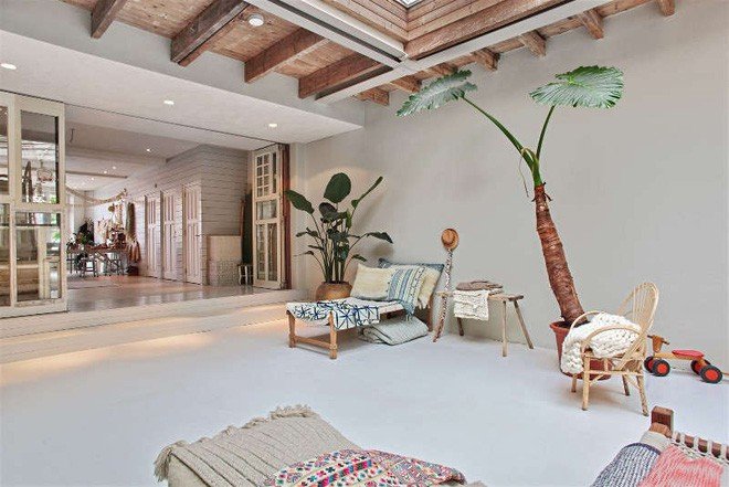 Ngôi nhà trắng đẹp như tranh vẽ với những góc nhà lung linh chẳng khác gì studio