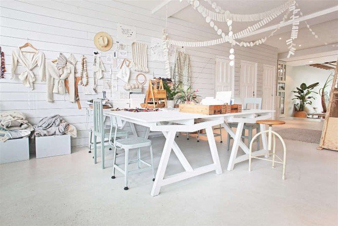 Ngôi nhà trắng đẹp như tranh vẽ với những góc nhà lung linh chẳng khác gì studio