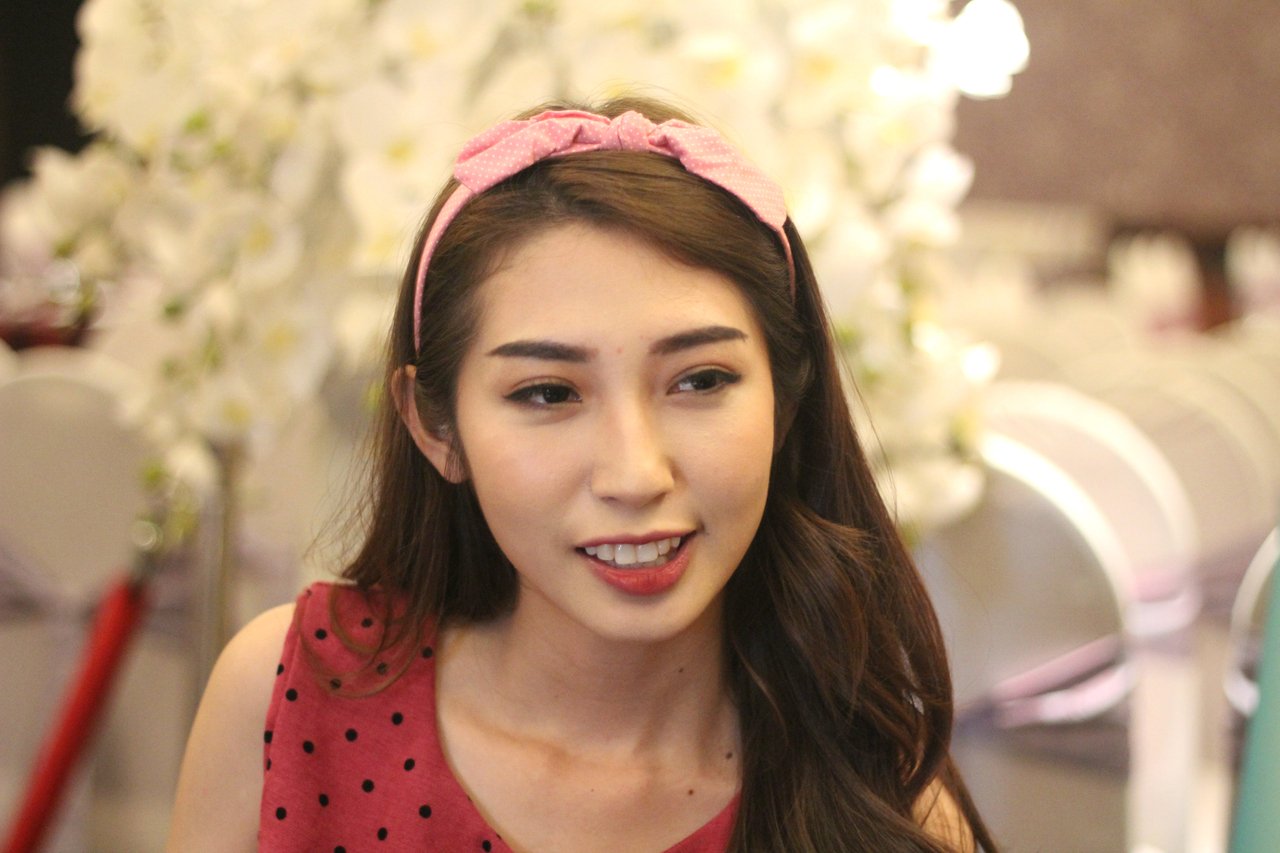 tro-chuyen-cung-sao-khong-tu-quynh-ke-ve-quang-thoi-gian-tram-cam-nhin-moi-thu-chi-thay-mot-mau-den