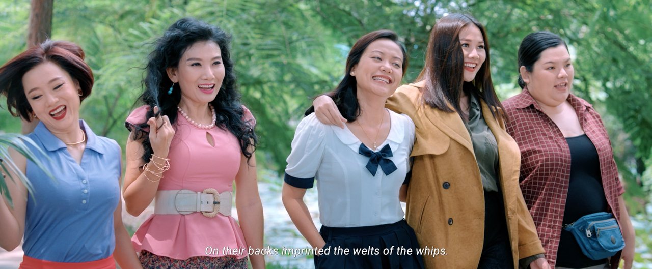 hai-the-he-nu-quai-ngua-hoang-danh-lon-mau-lua-trong-trailer-chinh-thuc-cua-thang-nam-ruc-ro