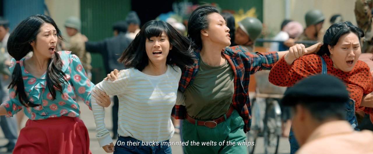 hai-the-he-nu-quai-ngua-hoang-danh-lon-mau-lua-trong-trailer-chinh-thuc-cua-thang-nam-ruc-ro