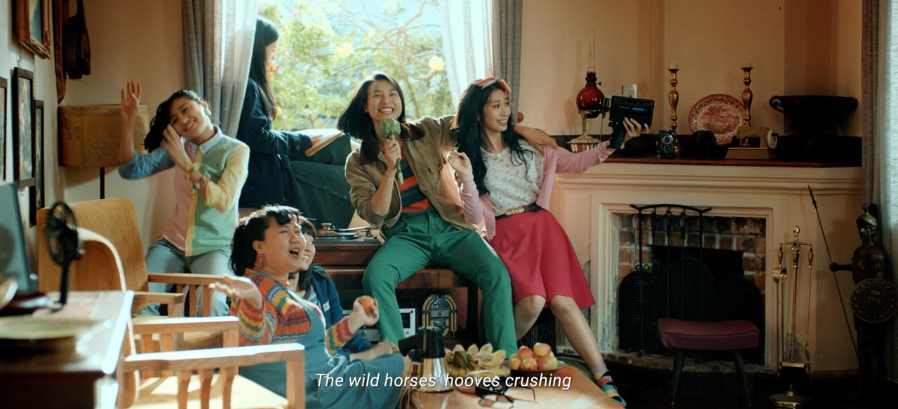 hai-the-he-nu-quai-ngua-hoang-danh-lon-mau-lua-trong-trailer-chinh-thuc-cua-thang-nam-ruc-ro