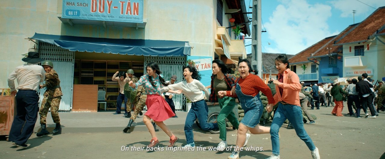 hai-the-he-nu-quai-ngua-hoang-danh-lon-mau-lua-trong-trailer-chinh-thuc-cua-thang-nam-ruc-ro