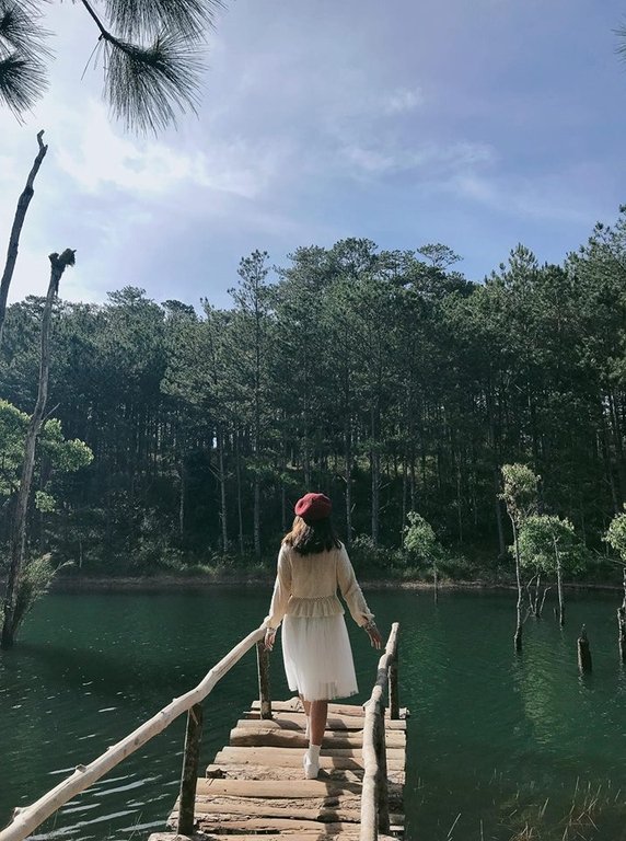 theo-chan-co-gai-hai-phong-toi-khu-vuon-bi-mat-chi-can-dung-im-cung-co-anh-dep-o-da-lat
