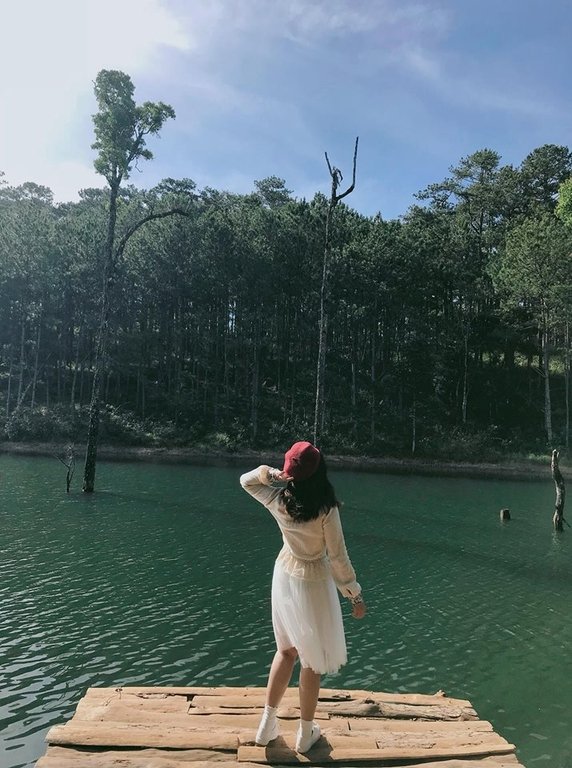 theo-chan-co-gai-hai-phong-toi-khu-vuon-bi-mat-chi-can-dung-im-cung-co-anh-dep-o-da-lat