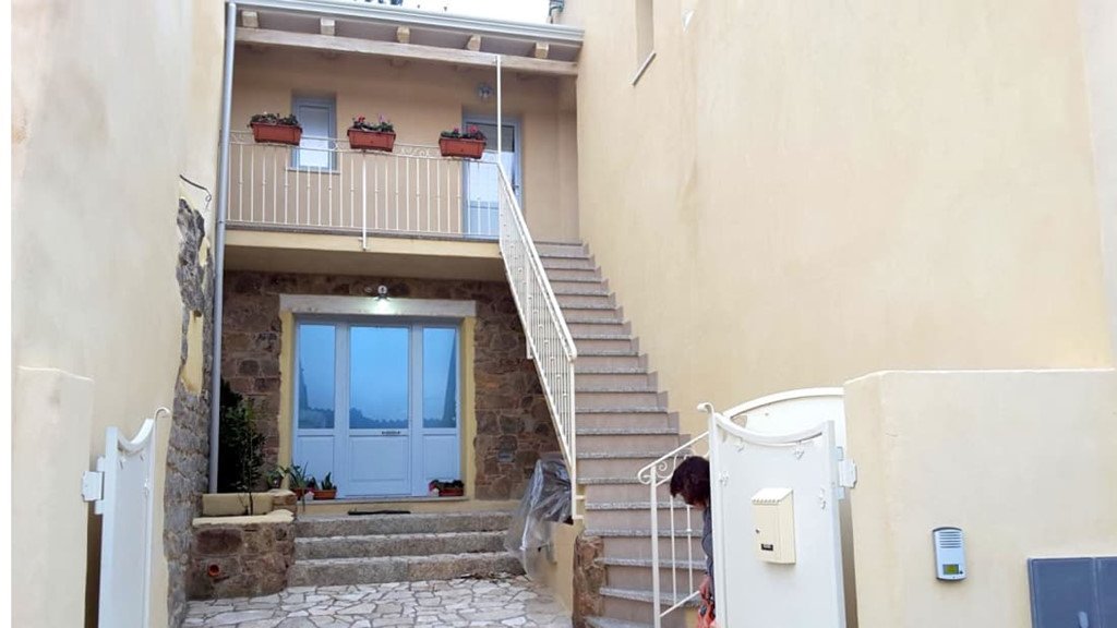 Thị trấn biển Italy rao bán hàng trăm căn nhà với giá 1 USD
