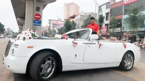 cap-doi-thich-phong-bat-trong-ngay-cuoi-khi-cuoi-roll-royce-dao-pho-vo-tinh-hung-tron-gach-da-tu-cu-dan-mang