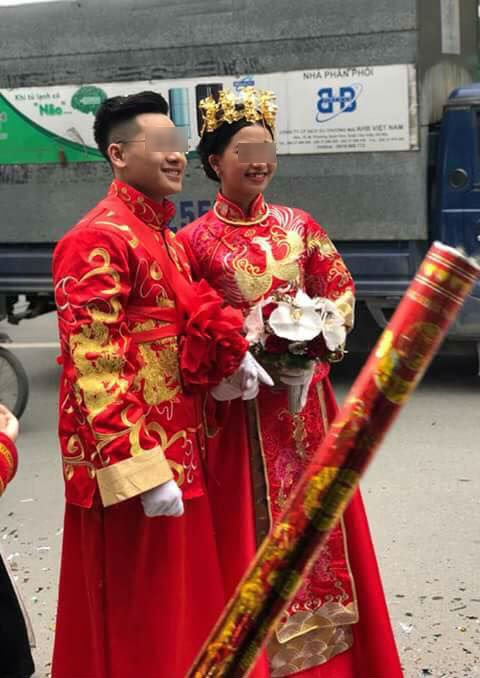 cap-doi-thich-phong-bat-trong-ngay-cuoi-khi-cuoi-roll-royce-dao-pho-vo-tinh-hung-tron-gach-da-tu-cu-dan-mang