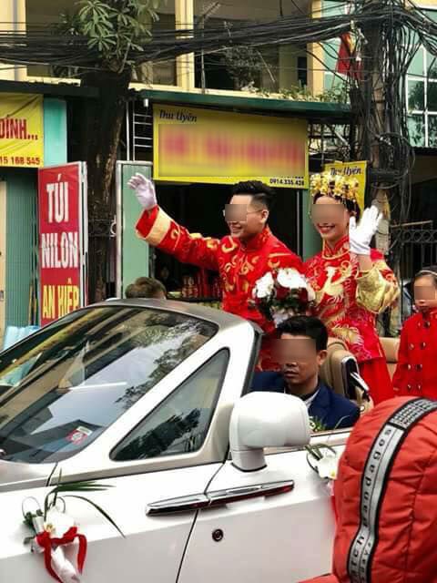 cap-doi-thich-phong-bat-trong-ngay-cuoi-khi-cuoi-roll-royce-dao-pho-vo-tinh-hung-tron-gach-da-tu-cu-dan-mang