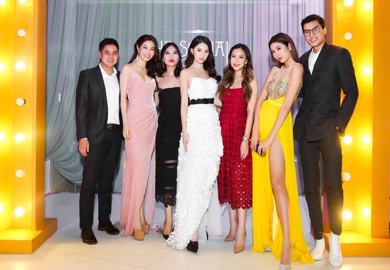 hoa-hau-con-nha-giau-jolie-nguyen-xinh-nhu-cong-chua-khi-dien-vay-david-wong