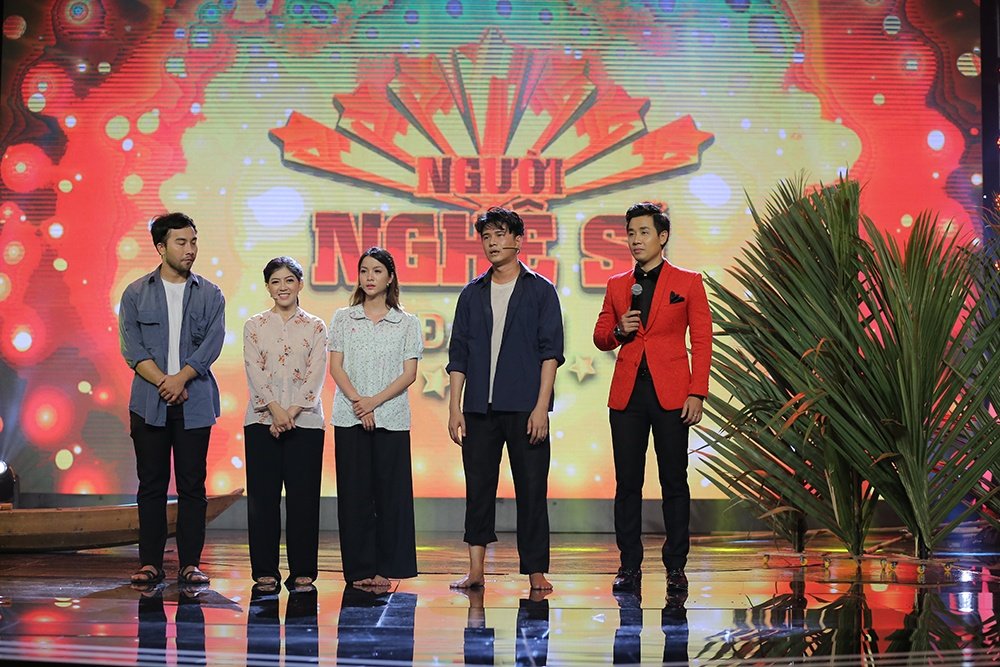 mc-vu-manh-cuong-bi-danh-chay-mau-vong-mac-tren-san-khau-lay-nuoc-mat-viet-trinh
