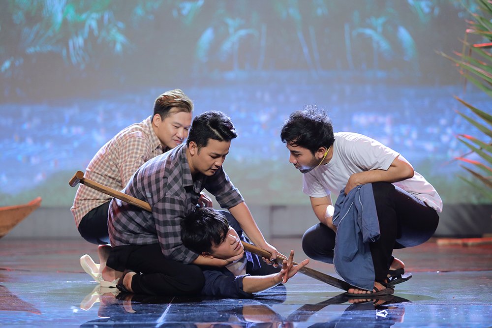 mc-vu-manh-cuong-bi-danh-chay-mau-vong-mac-tren-san-khau-lay-nuoc-mat-viet-trinh