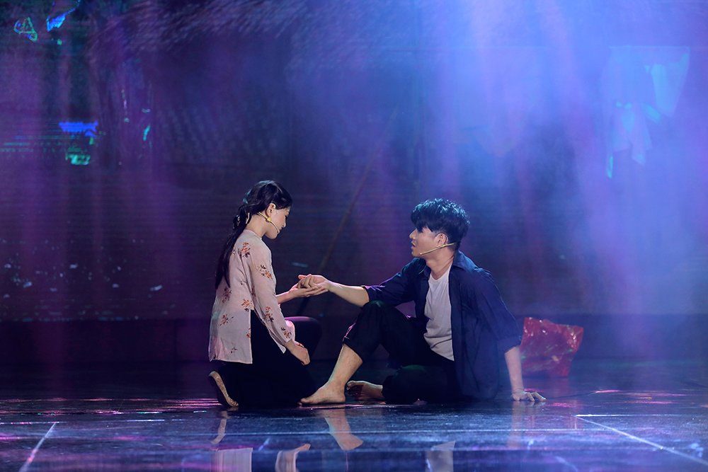 mc-vu-manh-cuong-bi-danh-chay-mau-vong-mac-tren-san-khau-lay-nuoc-mat-viet-trinh