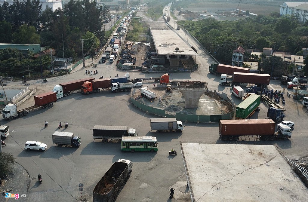 Thông xe hầm chui đoạn đường 8 km đi mất 6 tiếng ở Sài Gòn