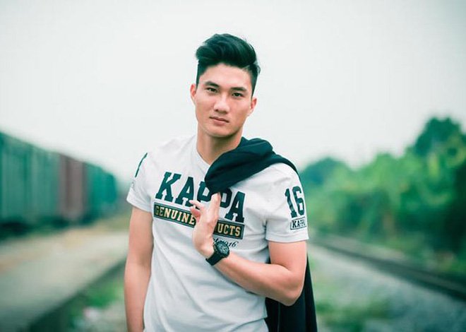 Được ô tô đưa đón nhưng khi thấy bố chạy xe máy cũ mèm theo, thủ môn U23 Việt Nam đã lao ngay xuống để được đi với bố về nhà