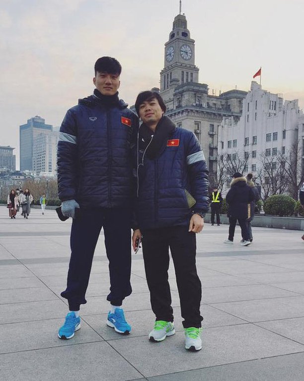 Được ô tô đưa đón nhưng khi thấy bố chạy xe máy cũ mèm theo, thủ môn U23 Việt Nam đã lao ngay xuống để được đi với bố về nhà