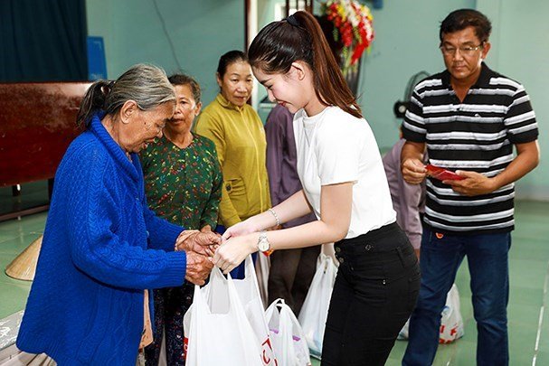le-au-ngan-anh-tai-xuat-goi-cam-lo-mat-moc-sau-khi-bi-de-nghi-tuoc-vuong-mien
