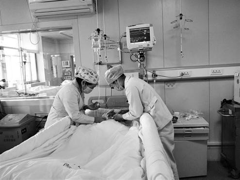 Cả nhà bị tai nạn giao thông, bé 1 tuổi xuất huyết não được 2 y tá thay nhau cho bú khiến ai trông thấy cũng ấm lòng