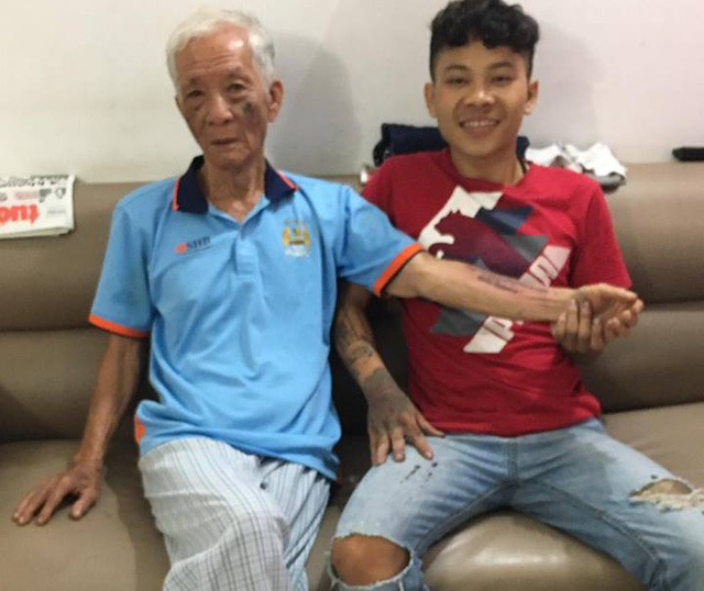 anh-tho-xam-va-dong-dia-chi-tren-canh-tay-vi-khach-72-tuoi