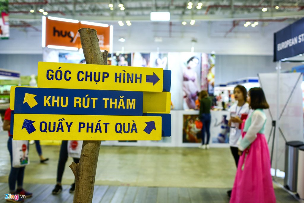 Mì tôm, hoa vải, quần áo giảm giá theo nhau ra chợ Tết Sài Gòn