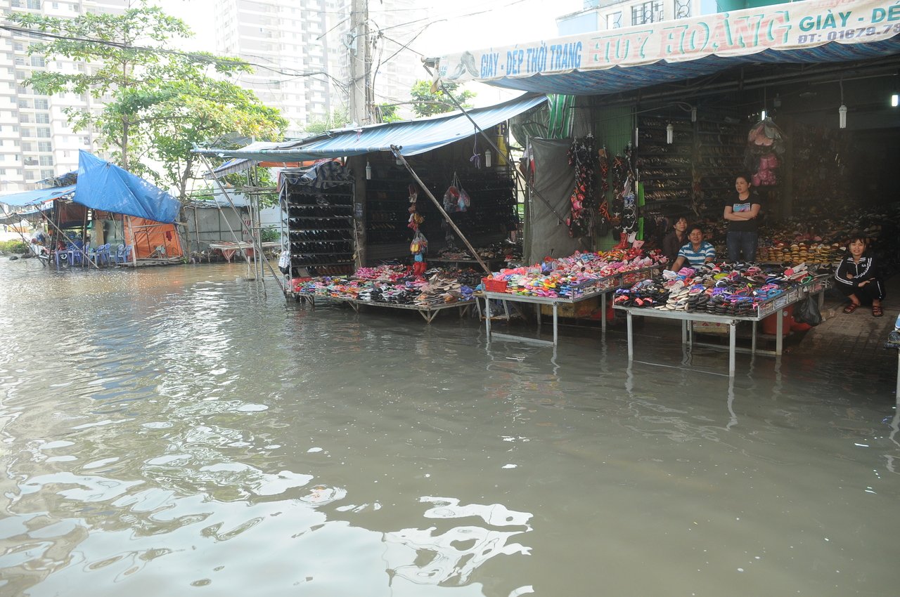 trieu-cuong-dat-dinh-nguoi-sai-gon-bi-bom-trong-bien-nuoc
