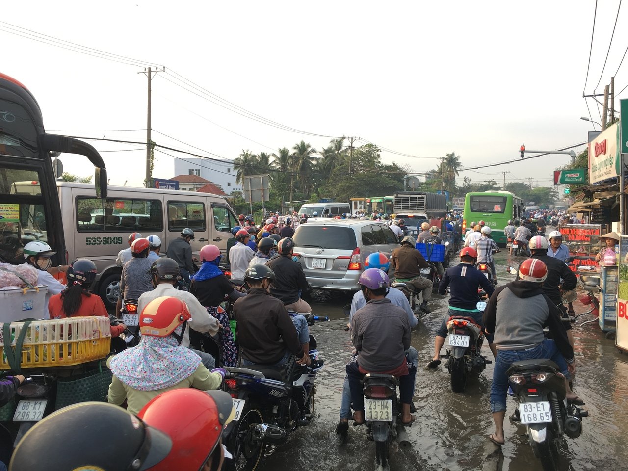 trieu-cuong-dat-dinh-nguoi-sai-gon-bi-bom-trong-bien-nuoc