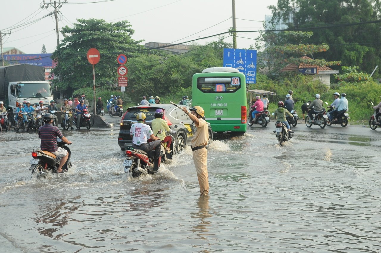 trieu-cuong-dat-dinh-nguoi-sai-gon-bi-bom-trong-bien-nuoc