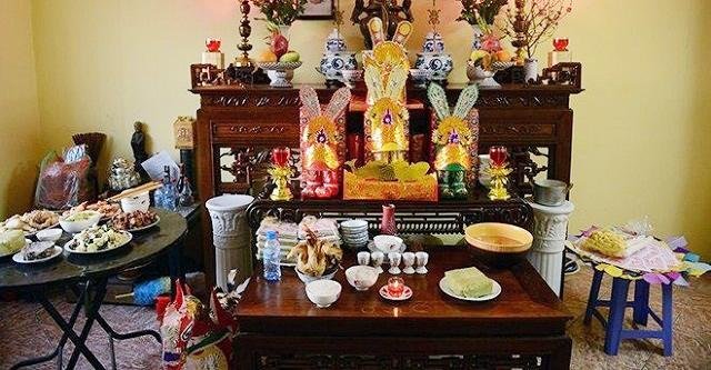 cach-sap-xep-ban-tho-cung-tao-quan-dung-va-chuan-nhat-de-nam-moi-day-tai-loc