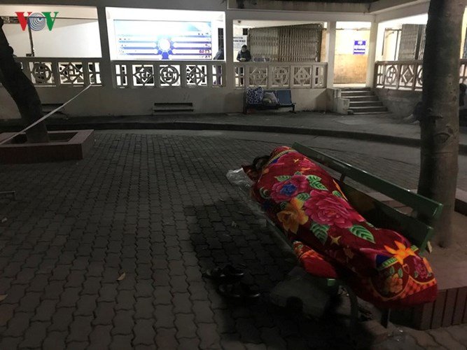 Xót xa cảnh người nhà bệnh nhân nằm co ro trong giá rét ở bệnh viện