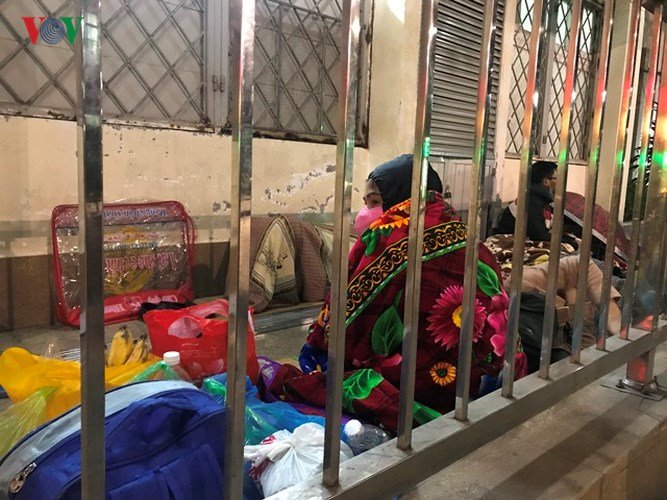 Xót xa cảnh người nhà bệnh nhân nằm co ro trong giá rét ở bệnh viện