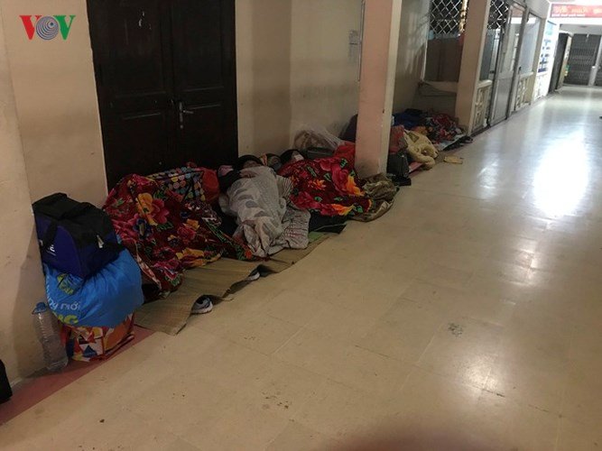 Xót xa cảnh người nhà bệnh nhân nằm co ro trong giá rét ở bệnh viện