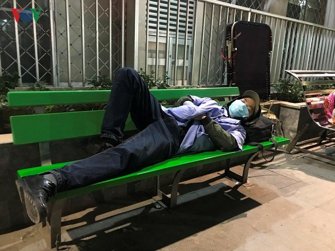 Xót xa cảnh người nhà bệnh nhân nằm co ro trong giá rét ở bệnh viện