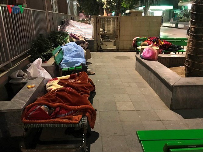 Xót xa cảnh người nhà bệnh nhân nằm co ro trong giá rét ở bệnh viện
