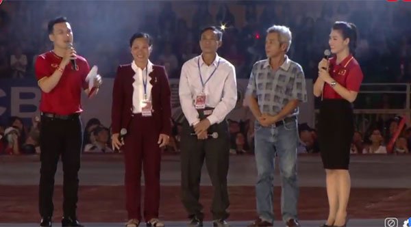 Fans xúc động nghe 'bố chồng', 'mẹ chồng' U23 Việt Nam bày tỏ nỗi lòng