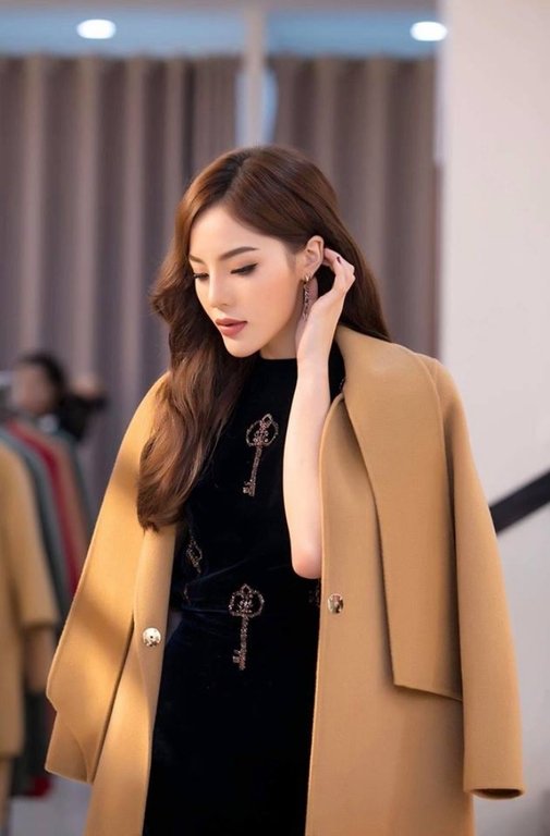 Gương mặt ngày càng khác xa bản gốc của Hoa hậu Kỳ Duyên