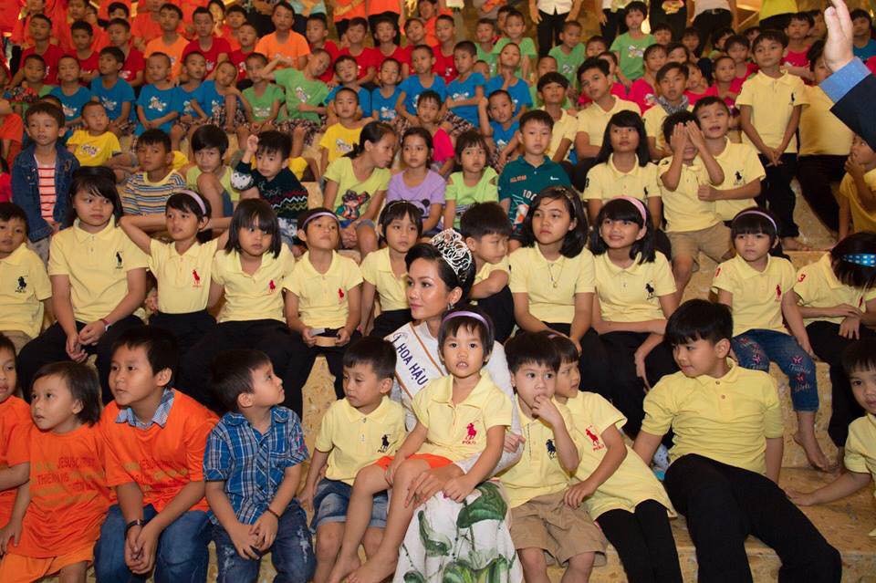 den-tham-tre-mo-coi-nhung-hhen-nie-doi-vuong-mien-dien-ao-dai-tro-thanh-cong-chua-va-su-that-xuc-dong