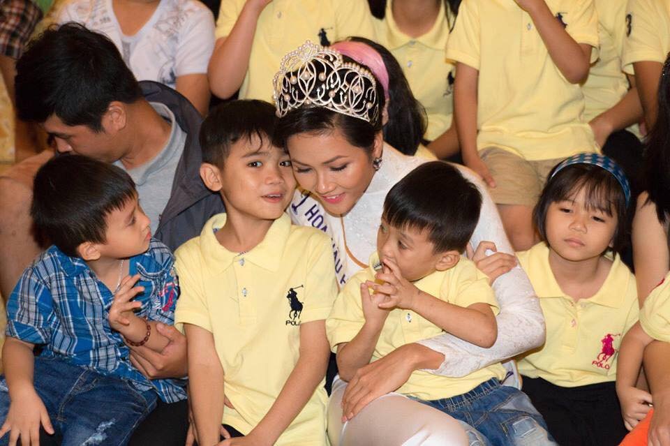 den-tham-tre-mo-coi-nhung-hhen-nie-doi-vuong-mien-dien-ao-dai-tro-thanh-cong-chua-va-su-that-xuc-dong