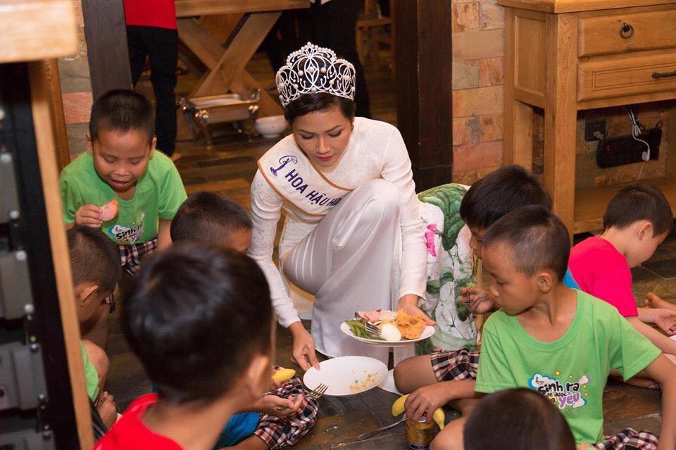 den-tham-tre-mo-coi-nhung-hhen-nie-doi-vuong-mien-dien-ao-dai-tro-thanh-cong-chua-va-su-that-xuc-dong