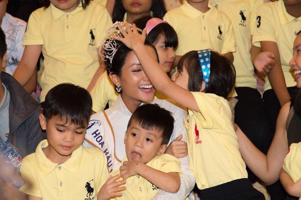den-tham-tre-mo-coi-nhung-hhen-nie-doi-vuong-mien-dien-ao-dai-tro-thanh-cong-chua-va-su-that-xuc-dong