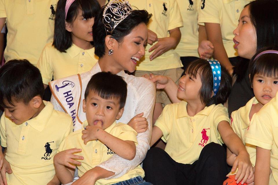 den-tham-tre-mo-coi-nhung-hhen-nie-doi-vuong-mien-dien-ao-dai-tro-thanh-cong-chua-va-su-that-xuc-dong