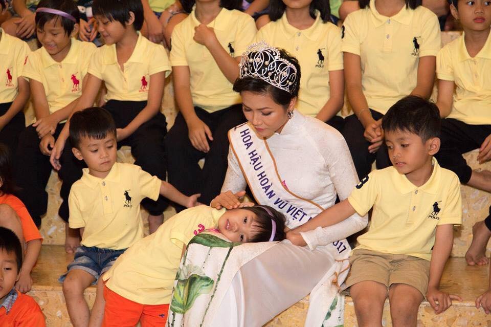 den-tham-tre-mo-coi-nhung-hhen-nie-doi-vuong-mien-dien-ao-dai-tro-thanh-cong-chua-va-su-that-xuc-dong