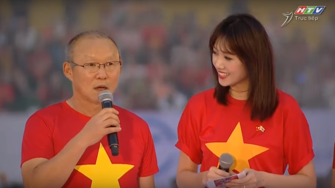 Hari Won bất ngờ trở thành phiên dịch viên cho huấn luyện viên Park Hang-seo