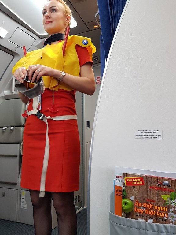 Hậu 'bikini show' tiếp đón U23, Vietjet Air tiếp tục bị tố thiếu