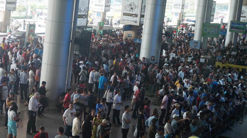 Tân Sơn Nhất ngột ngạt: 10 người đón 1 người về Tết