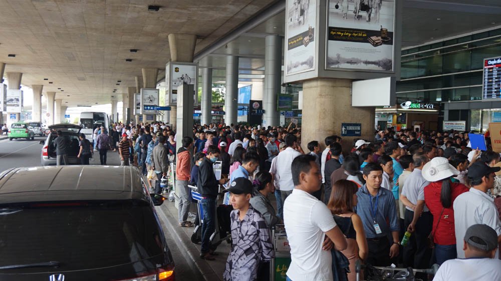 Tân Sơn Nhất ngột ngạt: 10 người đón 1 người về Tết